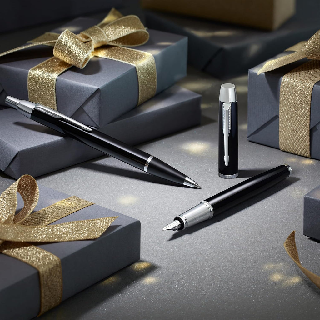 Parker IM Set de Regalo Doble con Bolígrafo y Pluma Estilográfica – Acabado Negro con Adornos Cromados + Cartucho y Recambio Azul – Estuche de Regalo